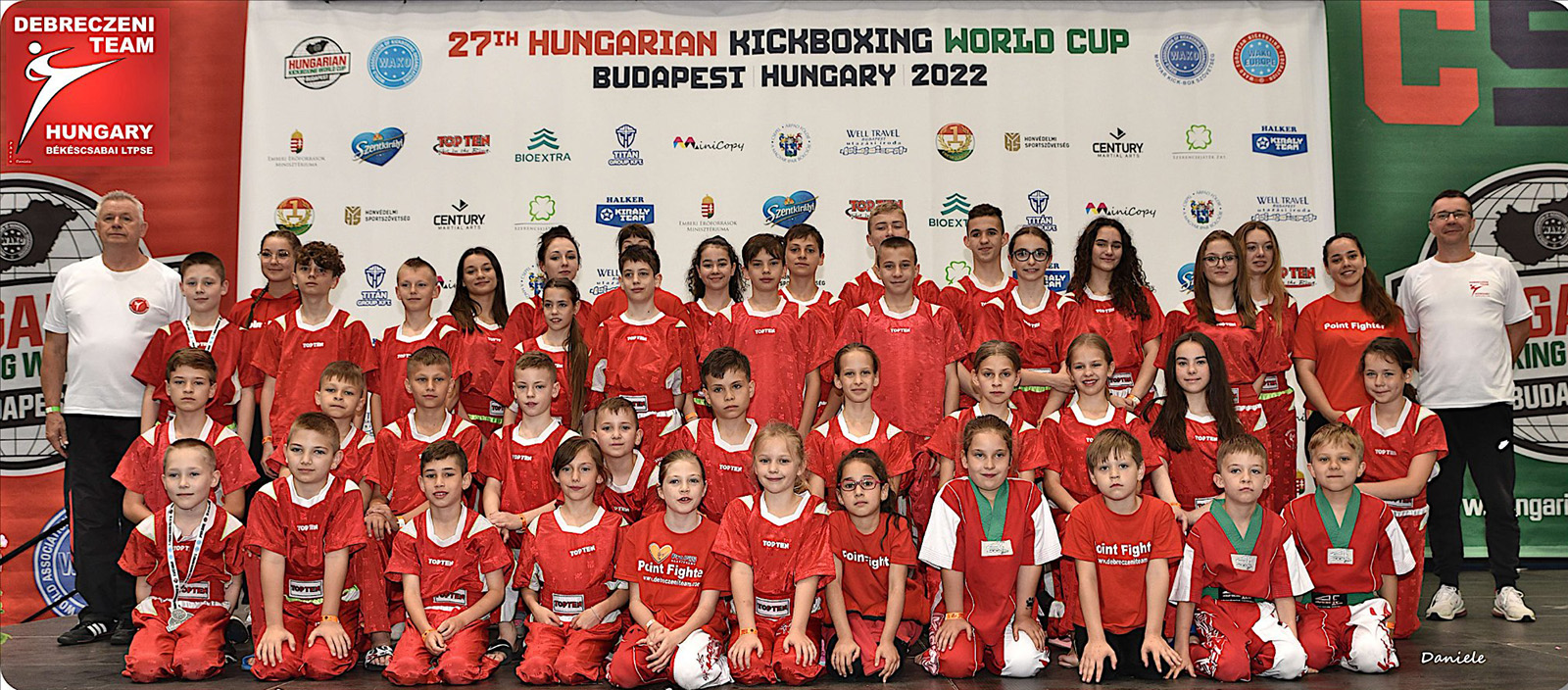 Budapesti Kick-box Világkupa – a Békéscsabai JALTE Debreczeni team csapata, balról Haba József edző, jobbról Debreczeni Dezső vezető-edző