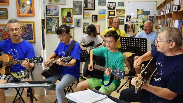 A Kemény Gitárklub a Padlásterápia jubileumi, 10. tárlatán – Fotó: behir.hu/Such Tamás