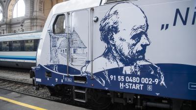 A Tamási Áron emlékév alkalmából felmatricázott TRAXX mozdony az össznemzeti zarándokvonat indulásáról tartott sajtótájékoztatón Budapesten - Fotó: MTI/Balogh Zoltán