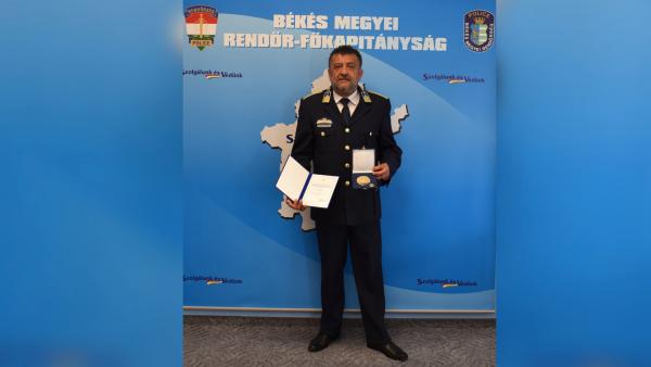 Benedek Barnabás r. ezredes, a Békéscsabai Rendőrkapitányság Bűnügyi Osztályának vezetője, kapitányságvezető-helyettes a „Bűnügyi Szolgálati Ág Arany Plakett” elismerésben részesült. Fotó: police.hu
