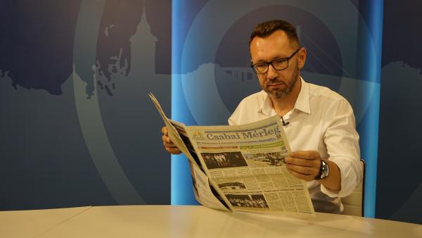 Varga Tamás alpolgármester a 7.Tv sútdiójában járt, és már átlapozta a Csabai Mérleg legfrissebb számát (fotó: behir.hu/ Balogh Zsolt)