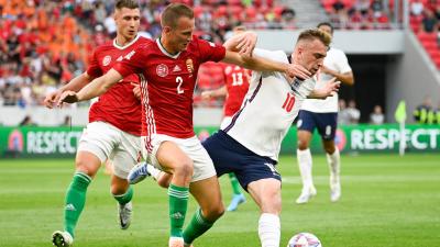 Lang Ádám (b) és az angol Jarrod Bowen a labdarúgó Nemzetek Ligája 1. fordulójában játszott Magyarország - Anglia mérkőzésen a Puskás Arénában 2022. június 4-én. Hátul Willi Orbán (MTI fotó: Koszticsák Szilárd)