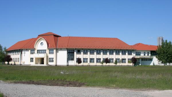 A gyomaendrődi Szent Gellért Általános Iskola és Gimnázium. Fotó: http://www.szentgellert.hu