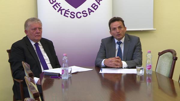 Juhász István frakcióvezető és Szigeti Béla önkormányzati képviselő a Hajrá Békéscsaba-frakció sajtótájékoztatóján 2022.06.21.-én. Fotó: 7.TV/Petró Zsolt