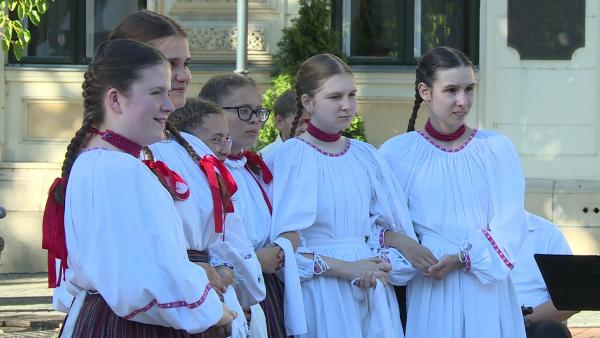 Interaktív néptáncra invitálták a táncosok a jelenlévőket.