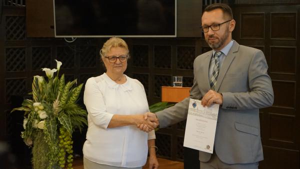 Varga Tamás átvette megbízólevelét, így immáron a 4. választókerület önkormányzati képviselője – (Fotó: Hidvégi Dávid/behir.hu)