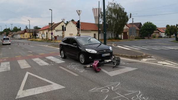 Orosházán, a Huba utcában 2022. július 30-án 18 óra 30 perc körül egy személygépkocsi vezetője elütött egy nőt, aki a gyalogos-átkelőhelyen akarta áttolni kerékpárját. Fotó: police.hu