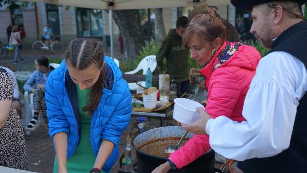 Fotó: Csiffáry Zsuzsanna_A Guzsalyas Egyesület gulyáslevessel kedveskedett a kilátogatóknak.