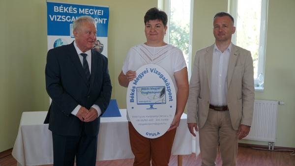 Kovács József országgyűlési képviselő, Benye Hajnalka vizsgaközpont vezető és Görgényi Ernő polgármester. Fotó: behir.hu