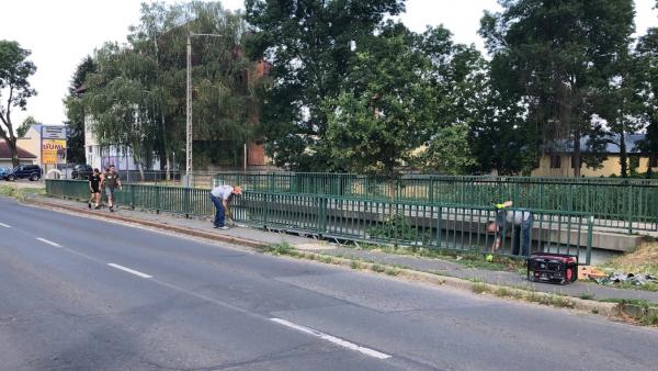 Zajlik a munka a Malom utcai hídnál (Fotó: D. Nagy Gergő)