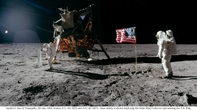 Armstrong és Aldrin a Hol felszínén (Forrás: NASA)
