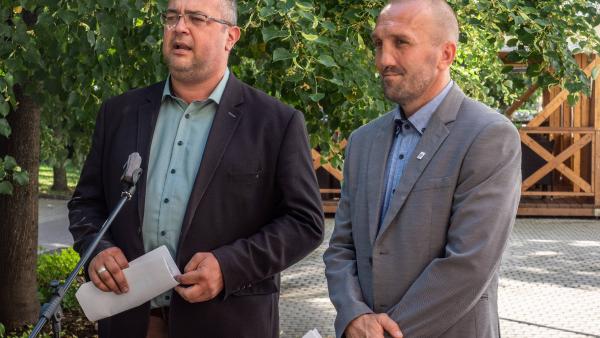 Polgár Zoltán alpolgármester (b.) és Kálmán Tibor (j.) polgármester tájékoztatnak a részletekről. Fotó: békési polgármesteri kabinet