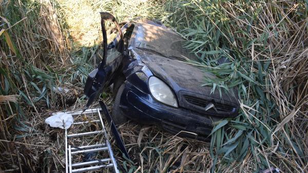 Árokba sodrósott, súlyosan megsérült az autó sofőrje (Fotó: police.hu)