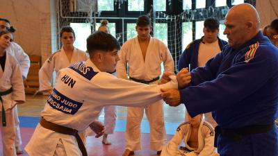 Gyáni János egy fogást mutat a csabai judo edzőtáborban – Fotó: behir.hu/Such Tamás