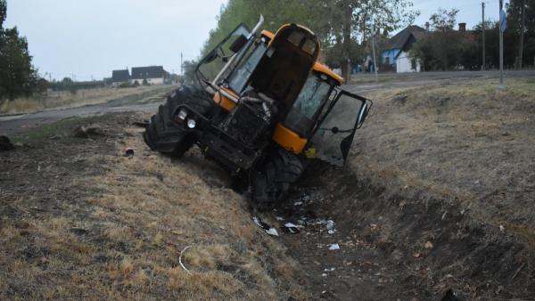Árokba borult egy munkagép Ecsegfalván 2022.08.21.-én. Fotó: police.hu