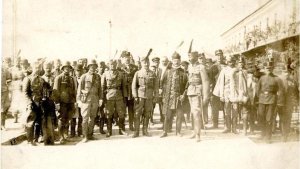 Horthy Miklóst váró fogadócsoport a csabai vasútállomáson, Bertóthyval