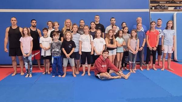 A formagyakorlat csapat edzés előtt - forrás: Békés Megyei Harcművész Szövetség 