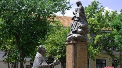 A békéscsabai Szent István téren álló szobor (fotó: behir.hu/ Such Tamás)