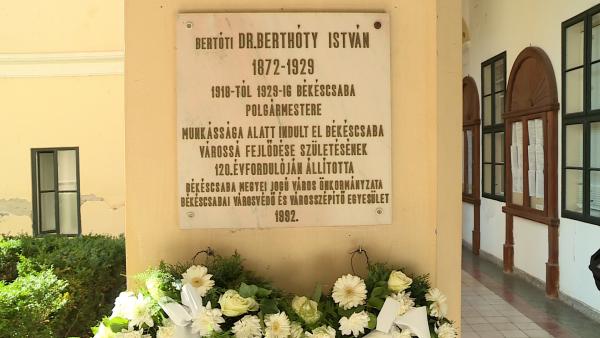Dr. Berthóty Istvánra emlékeztek Békéscsabán. Fotó: 7.TV/behir.hu