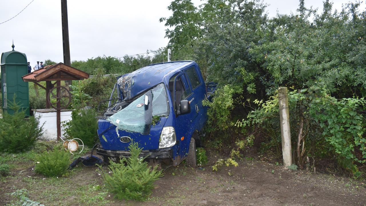 Békésen tehergépkocsi ütközött villanyoszlopnak (Fotó: police.hu)