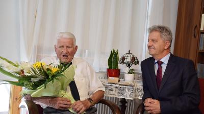Szarvas Péter (jobbról) köszöntötte Varga Andrást a 100. születésnapján – (Fotó: Such Tamás)