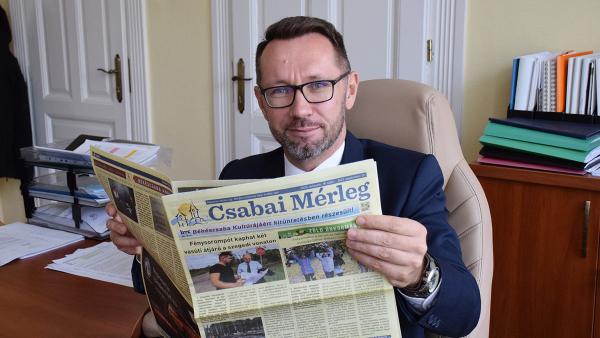 Varga Tamás alpolgármester már átlapozta a Csabai Mérleg legfrissebb számát (fotó: behir.hu/ Such Tamás)