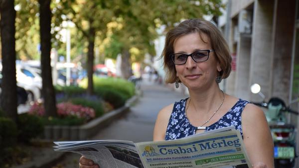 Laszkó Tímea, a Munkácsy Emlékház vezetője már átlapozta a Csabai Mérleg legfrissebb számát (fotó: behir.hu/ Such Tamás)