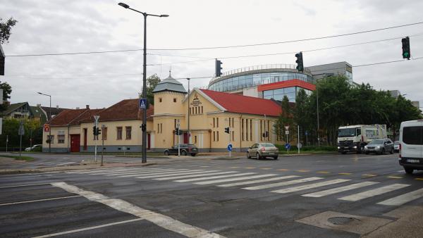 Két héten át nem működik majd a jelzőlámpa a Luther, a Jókai utca és az Illésházi utca csomópontnál, a Csaba Center mellett. Fotó: behir.hu/Petró Zsolt