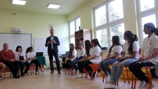 ülöp Attila, a Belügyminisztérium gondoskodáspolitikáért felelős államtitkára beszél a Szendrői Apáczai Csere János Általános Iskola Útravaló ösztöndíjasainál tett látogatásán 2022. szeptember 20-án. MTI/Vajda János