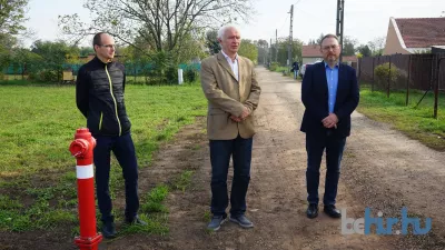 Csicsely Gergő, Herczeg Tamás és Fazekas Zoltán tájékoztatott, hogy befejeződött a Kenderföldeken az ivóvízhálózat fejlesztés első üteme. Fotó: Papp Ádám / behir.hu