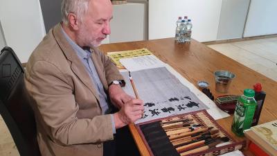 Horváth Janisz, tipográfus a kínai kalligráfiát mutatta be az érdeklődőknek szombaton a Munkács Mihály Múzeumban. 