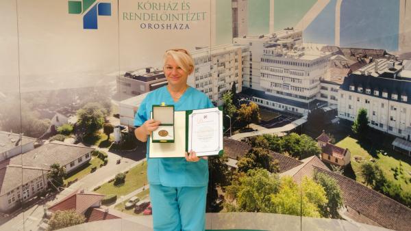 Patakiné Márkus Ágnes a MESZK díjjalFotó: Melega Krisztián/Dr. László Elek Kórház