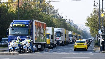 A Magyar Élelmiszerbank Egyesület élelmiszeripari partnerei által felajánlott élelmiszer-adományokat szállító konvoj (MTI fotó: Bruzák Noémi)