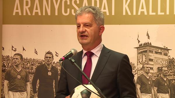 Szarvas Péter köszöntötte a megjelenteket, valamint méltatta az Aranycsapat teljesítményét a magyar futballtörténelemben. 