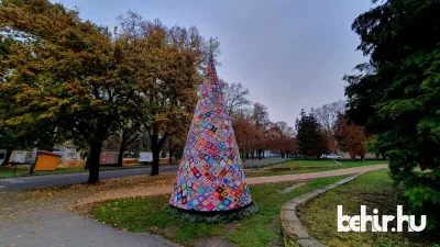 Horgolt karácsonyfa Mezőkovácsházán (fotó: behir.hu)