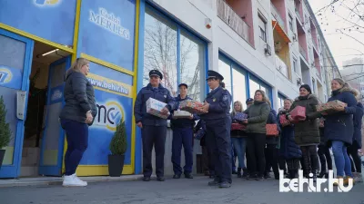 Adományokkal érkeztek a rendőrök a Békéscsabai Médiacentrum Kft. gyűjtőpontjára 2022.12.07.-én. Foto: behir.hu/Varga Diána