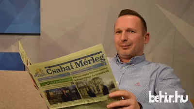 Kiss Roland, a Csabai Farkasok Jégkorong Egyesület általános igazgatója már átlapozta a legfrissebb újságot (fotó: behir.hu/ Such Tamás)