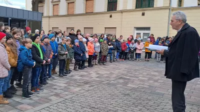 A katolikus iskola tanuló énekkel köszöntötték Szigeti Antalt (fotó: Savio Szent Domonkos Katolikus Általános Iskola és Óvoda) 