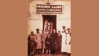 Kruchio Lajos hentesüzletének személyzete az üzlet előtt (forrás: Ambrus Zoltán könyve)