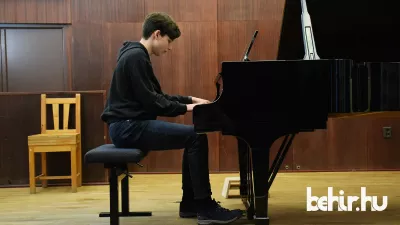 Tímár Marcell zongorázik a Bartók teremben – Fotó: behir.hu/Such Tamás