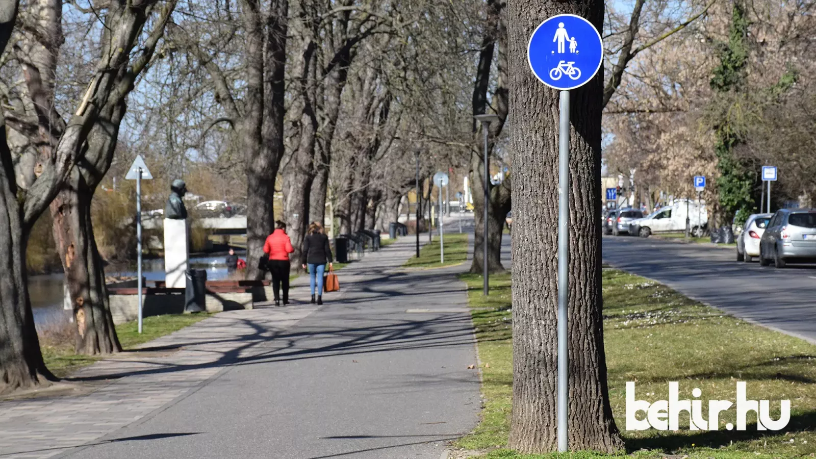 Az Árpád sor szoborsétány felöli szakasza, ahol már a gyalog- és kerékpárút tábla ki van helyezve – Fotó behir.hu/Such Tamás