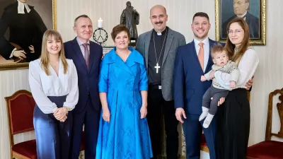 Závogyán Magdolna és családja Kondor Péter evangélikus püspök társaságában. (Forrás: FB/Závogyán Magdolna)