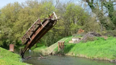 Kiemelték a leszakadt dobozi híd szerkezeti elemeit. Forrás: Facebook.com/Köves Mihály