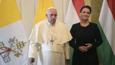 Novák Katalin köztársasági elnök fogadja Ferenc pápát a Sándor-palotában (MTI fotó: Balogh Zoltán)