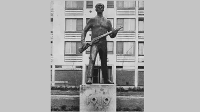 Proletár szobor Békéscsabán (kozterkep.hu) 