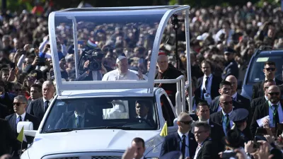 Ferenc pápa érkezik szentmiséjére pápamobilján a Parlament előtti Kossuth téren (MTI fotó: Koszticsák Szilárd)