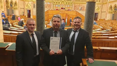 Poliák Pál, Ulbert Zoltán és dr. Duray Balázs a díjjal (fotó: https://www.facebook.com/groups/hatvanezerfa)