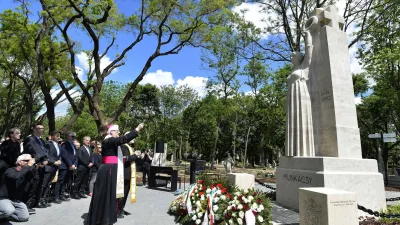 Spányi Antal székesfehérvári megyés püspök megáldja Munkácsy Mihály felújított síremlékét a Fiumei úti sírkertben 2023. május 9-én. MTI/Soós Lajos