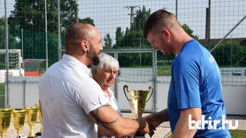 A Szuper Kupa előtt a bajnokok, így az AdHock30+ is átvehette a győztesnek járó trófeát (Fotó: Such Tamás)