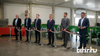 Jobbról, középen: Balczó Barnabás, a Magyar Posta Zrt. elnök-vezérigazgatója és Szarvas Péter polgármester  a megújult békéscsabai logisztikai üzem automatizált szállítópályáját adták át 2023 júliusában.